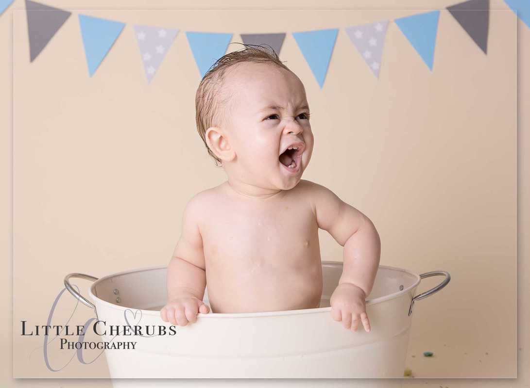 cake smash and splash bath tub photos baby first birthday shouting and splashing little cherubs cambridge